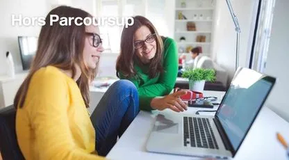 Élève avec sa mère devant un ordinateur pour préparer une candidature hors Parcoursup à PST&B Paris