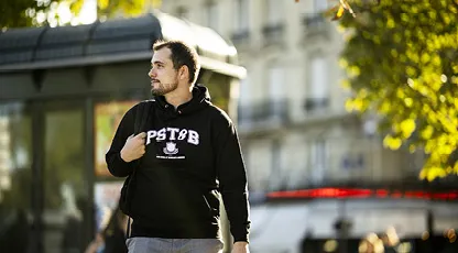 Étudiant portant un sweat PST&B en Licence Pro Informatique à Paris